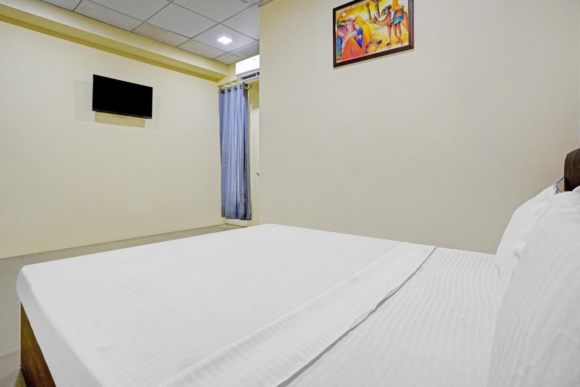Hotel O Nova Rooms Súrat Exteriér fotografie