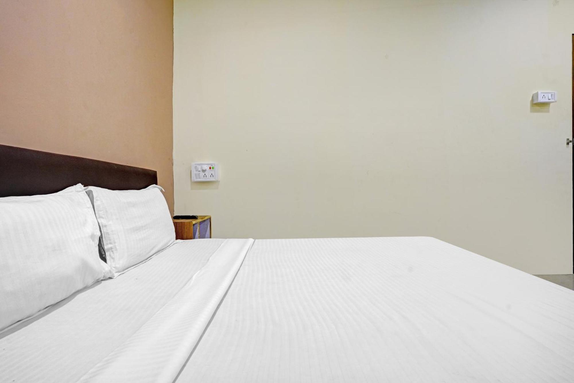 Hotel O Nova Rooms Súrat Exteriér fotografie